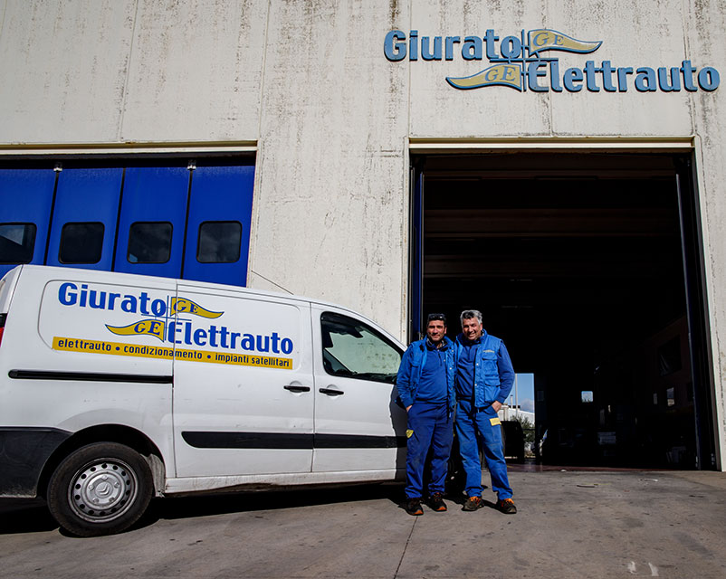 I fratelli Giurato davanti all’officina elettrauto a Modica con furgone aziendale
